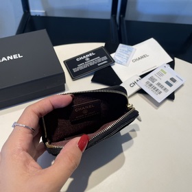 Обновленная версия классической кожаной сумочки Chanel с карманам