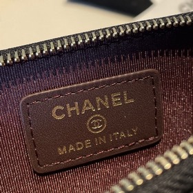 Обновленная версия классической кожаной сумочки Chanel с карманам