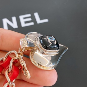 chanel Светло-золотистый металл, драгоценная смола и кожа теленк
