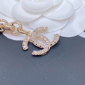 Chanel пояс крупными буквами из стразов, из оригинального латунно