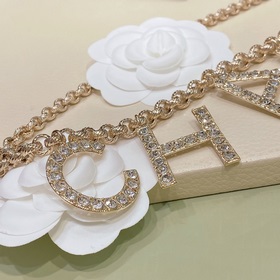 Chanel пояс крупными буквами из стразов, из оригинального латунно