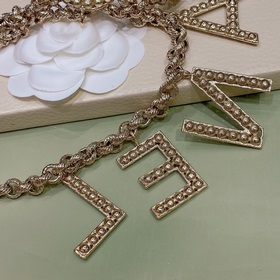 Chanel пояс крупными буквами из стразов, из оригинального латунно