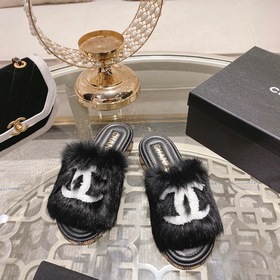 Серия пушистых тапочек Chanel 23B, синхронизированная с витринами