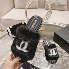 Серия пушистых тапочек Chanel 23B, синхронизированная с витринами