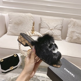 Серия пушистых тапочек Chanel 23B, синхронизированная с витринами
