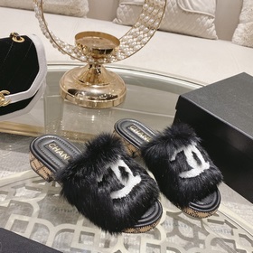 Серия пушистых тапочек Chanel 23B, синхронизированная с витринами