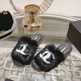 Серия пушистых тапочек Chanel 23B, синхронизированная с витринами