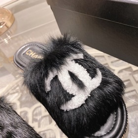 Серия пушистых тапочек Chanel 23B, синхронизированная с витринами