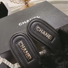Серия пушистых тапочек Chanel 23B, синхронизированная с витринами
