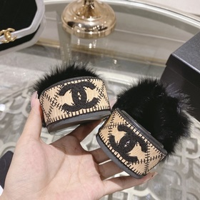 Серия пушистых тапочек Chanel 23B, синхронизированная с витринами