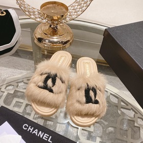 Серия пушистых тапочек Chanel 23B, синхронизированная с витринами
