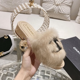 Серия пушистых тапочек Chanel 23B, синхронизированная с витринами