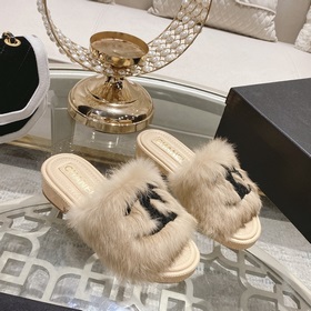Серия пушистых тапочек Chanel 23B, синхронизированная с витринами