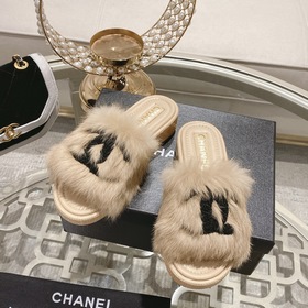 Серия пушистых тапочек Chanel 23B, синхронизированная с витринами