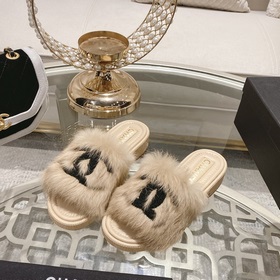 Серия пушистых тапочек Chanel 23B, синхронизированная с витринами