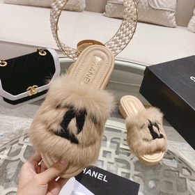 Серия пушистых тапочек Chanel 23B, синхронизированная с витринами