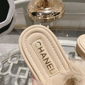 Серия пушистых тапочек Chanel 23B, синхронизированная с витринами