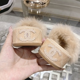 Серия пушистых тапочек Chanel 23B, синхронизированная с витринами