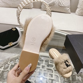 Серия пушистых тапочек Chanel 23B, синхронизированная с витринами