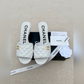 Ранние весенние тапочки Chanel 2024A с большим логотипом виде дву