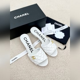 Ранние весенние тапочки Chanel 2024A с большим логотипом виде дву