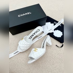 Ранние весенние тапочки Chanel 2024A с большим логотипом виде дву
