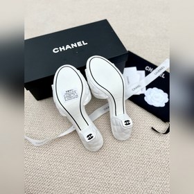 Ранние весенние тапочки Chanel 2024A с большим логотипом виде дву