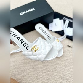 Ранние весенние тапочки Chanel 2024A с большим логотипом виде дву