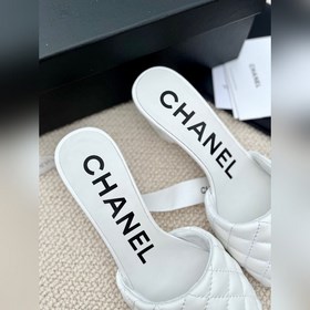 Ранние весенние тапочки Chanel 2024A с большим логотипом виде дву