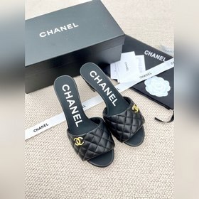 Ранние весенние тапочки Chanel 2024A с большим логотипом виде дву