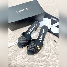 Ранние весенние тапочки Chanel 2024A с большим логотипом виде дву