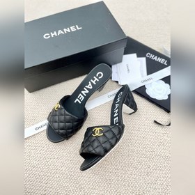 Ранние весенние тапочки Chanel 2024A с большим логотипом виде дву