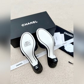 Ранние весенние тапочки Chanel 2024A с большим логотипом виде дву