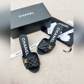 Ранние весенние тапочки Chanel 2024A с большим логотипом виде дву