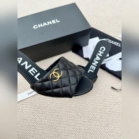Ранние весенние тапочки Chanel 2024A с большим логотипом виде дву