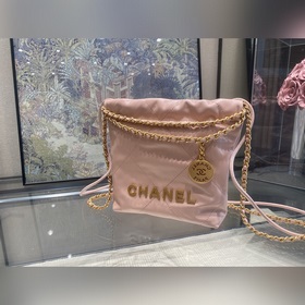 Новая коллекция сумок от Chanel сразу привлекла внимание публики.