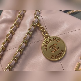 Новая коллекция сумок от Chanel сразу привлекла внимание публики.