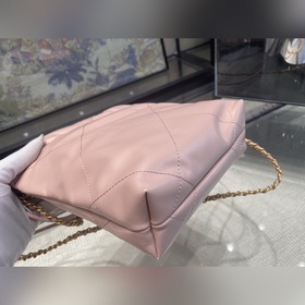 Новая коллекция сумок от Chanel сразу привлекла внимание публики.