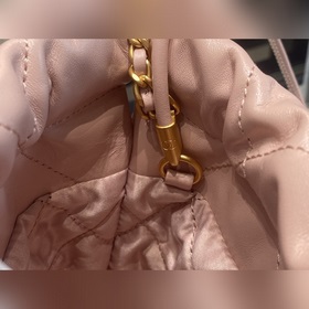 Новая коллекция сумок от Chanel сразу привлекла внимание публики.