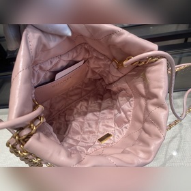 Новая коллекция сумок от Chanel сразу привлекла внимание публики.