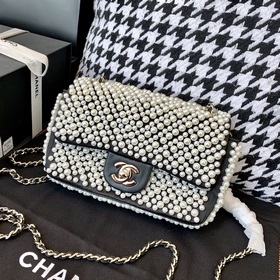 Итальянский бренд Chanel, весенняя коллекция 2019, сумка с жемчуж