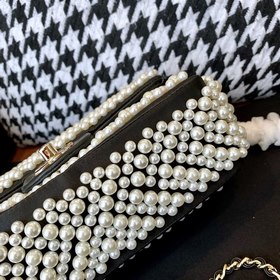 Итальянский бренд Chanel, весенняя коллекция 2019, сумка с жемчуж