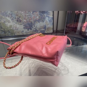 Возвращенный товар Новая сумка от Chanel, которая сразу привлекла