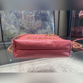 Возвращенный товар Новая сумка от Chanel, которая сразу привлекла
