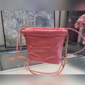 Возвращенный товар Новая сумка от Chanel, которая сразу привлекла