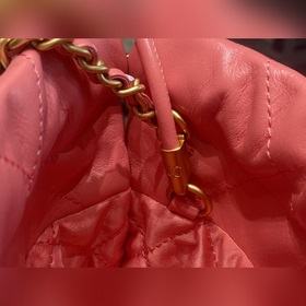 Возвращенный товар Новая сумка от Chanel, которая сразу привлекла