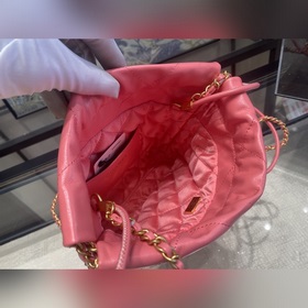 Возвращенный товар Новая сумка от Chanel, которая сразу привлекла