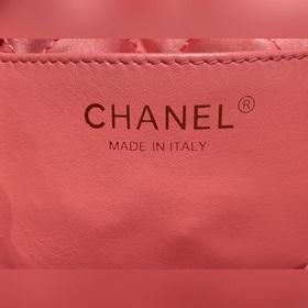 Возвращенный товар Новая сумка от Chanel, которая сразу привлекла