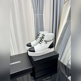 Официальный сайт «CHANEL» представляет новую коллекцию ботинок Ma