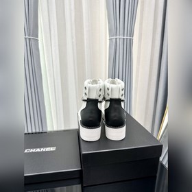 Официальный сайт «CHANEL» представляет новую коллекцию ботинок Ma